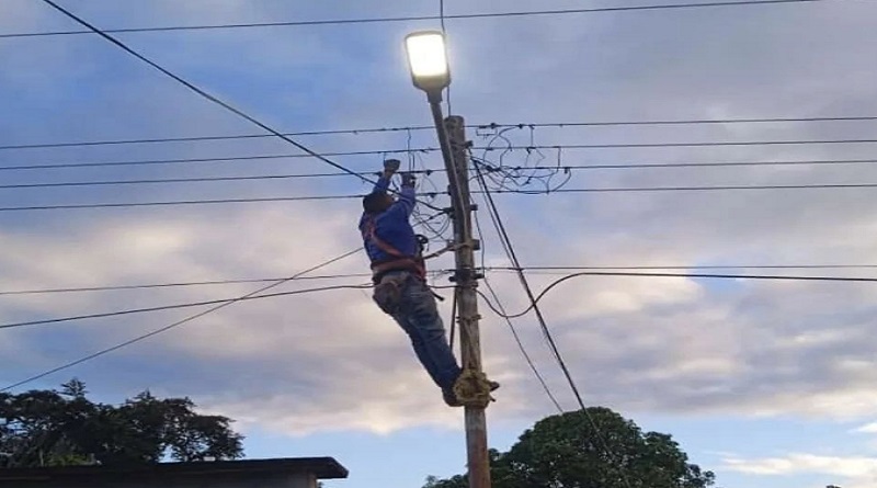 Instalan más de 60 nuevas luminarias en municipio Santa Bárbara en Monagas