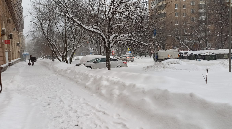 Residentes cavan túneles en la nieve para salir de sus casas en Rusia