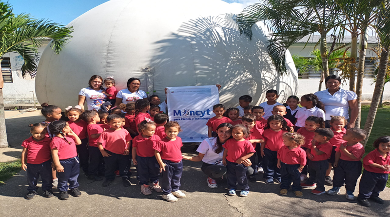 Semillero científico de Yaracuy explora el sistema solar en planetario móvil