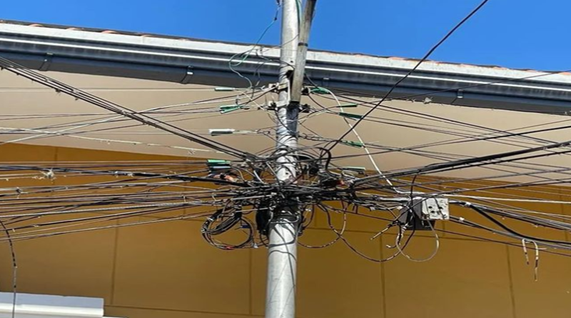 Realizan mantenimiento de líneas aéreas de telecomunicaciones en Centro Histórico de Mérida
