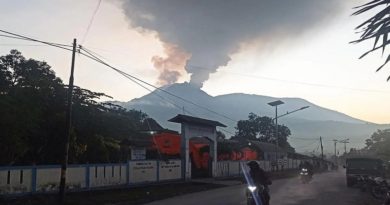Más de mil 200 personas evacuadas en Indonesia por erupción de volcán Lewotobi