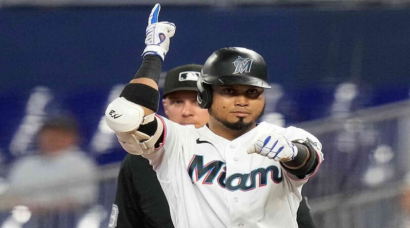 Luis Arráez dice que no cambiará su compromiso con los Marlins