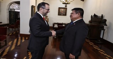 Embajador de Filipinas entrega Copias de Estilo al canciller Gil
