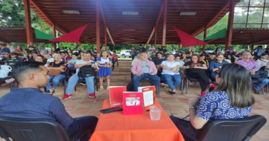 Realizan conversatorio sobre los 25 años de la Revolución Bolivariana