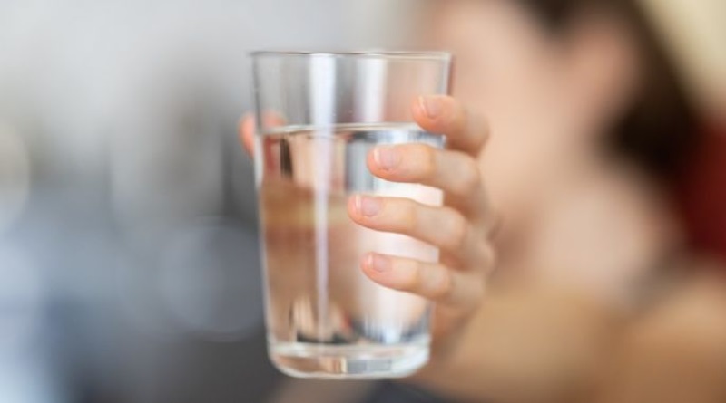 ¿Beber agua antes de comer te ayuda a bajar de peso?