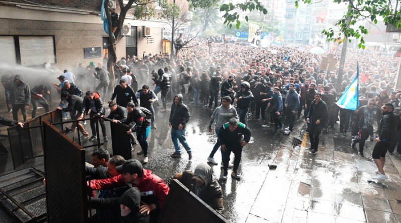 Condenan operativo policial contra manifestantes en Argentina