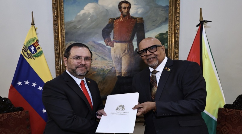 Canciller Yván Gil recibe Copias de Estilo de embajadores de Guyana y Serbia