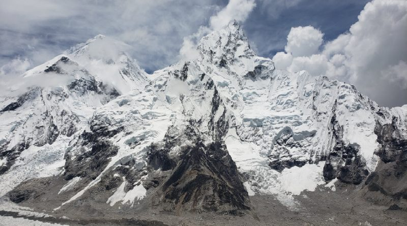 Escaladores del Everest deberán bajar sus desechos luego de escalar la montaña