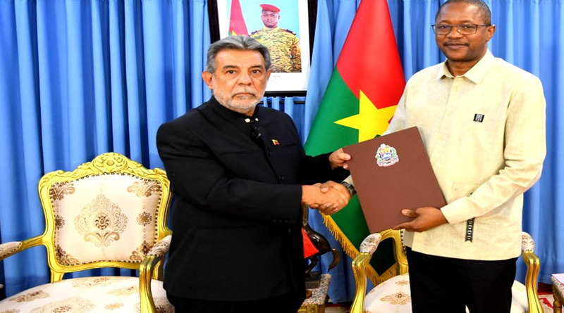 Embajador Elio Colmenares entrega Copias de Estilo en Cancillería de Burkina Faso