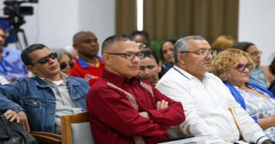 Exhiben libro del periodista venezolano Pedro Chacín en La Habana