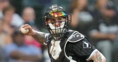 Pitcher cubano Yasmani Grandal firma con los Piratas de Pittsburgh