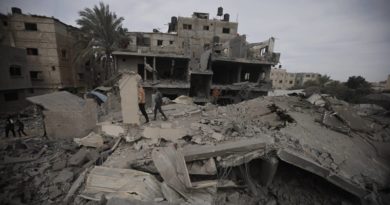 Palestinos inspeccionan los daños tras unos ataques aéreos israelíes en la ciudad de Rafa, el 12 de febrero de 2024 (APAimages / Legion-Media)