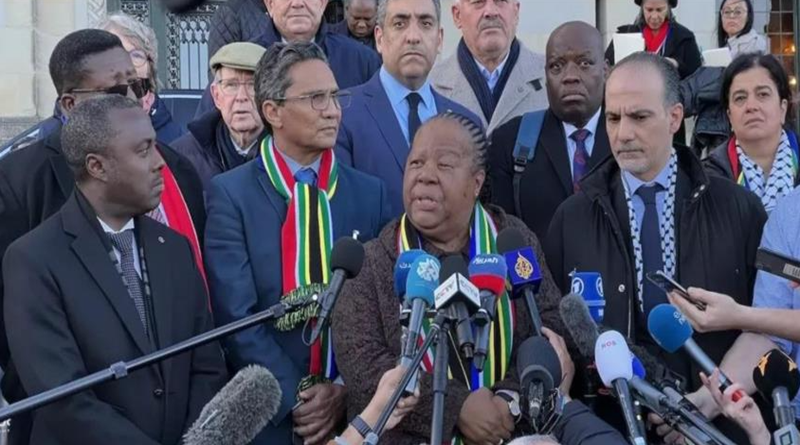 La canciller de Sudáfrica, Naledi Pandor, habla con la prensa tras la audiencia de la Corte Internacional de Justicia, La Haya, Países Bajos, el 26 de enero de 2024. (Patrick Post / AP)