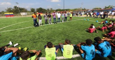 Jóvenes de Río Chico estrena nueva cancha de fútbol de grama artificial