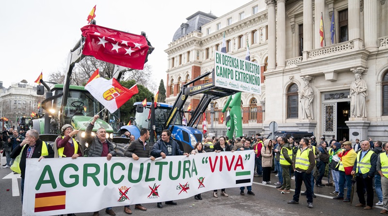 Varios tractores a su llegada al Ministerio de Agricultura durante una protesta de agricultores y ganaderos. Madrid, 15 de febrero de 2024. (A. Perez Meca / Europa Press / Gettyimages.ru)