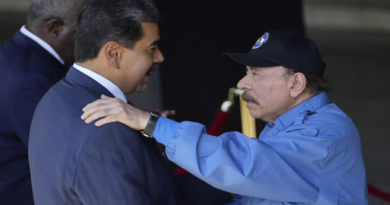 Nicolás Maduro y Daniel Ortega estrechan las manos  (Sputnik Mundo / AP Photo / Ramón Espinosa)