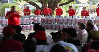 Entregan bombonas de gas doméstico en Filas de Mariche Miranda