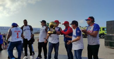 Tiburones de Venezuela recibidos como héroes en La Guaira