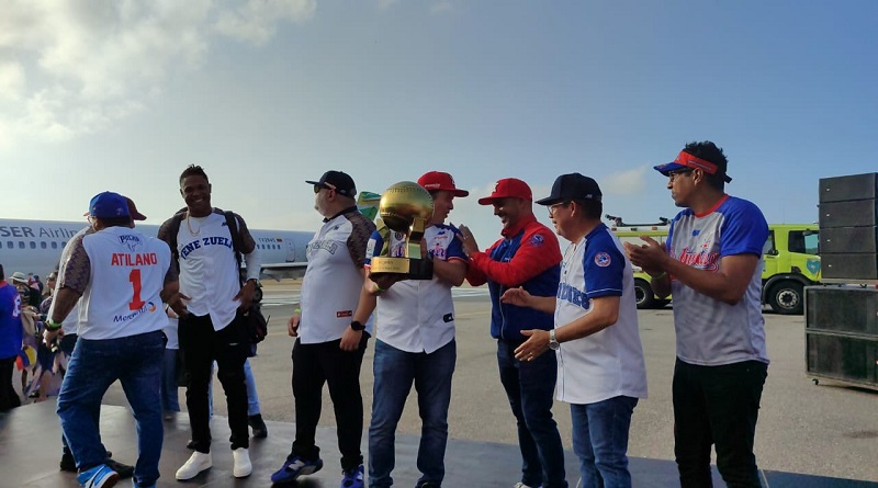 Tiburones de Venezuela recibidos como héroes en La Guaira