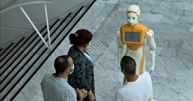Llegan a hospitales de Paris robots que atienden a pacientes