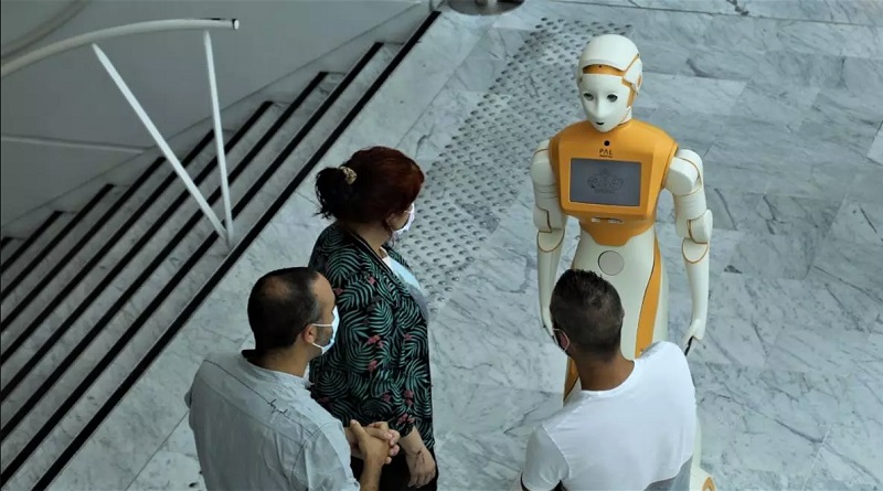 Llegan a hospitales de Paris robots que atienden a pacientes