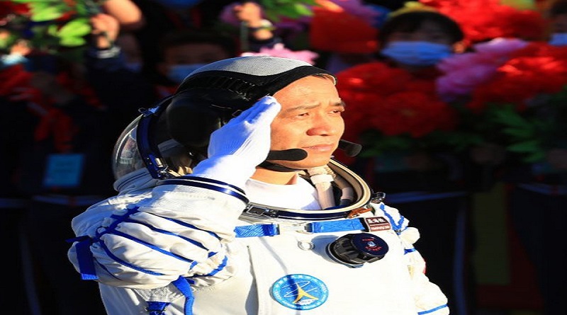 Tang Hongbo bate el récord de vuelo espacial de China