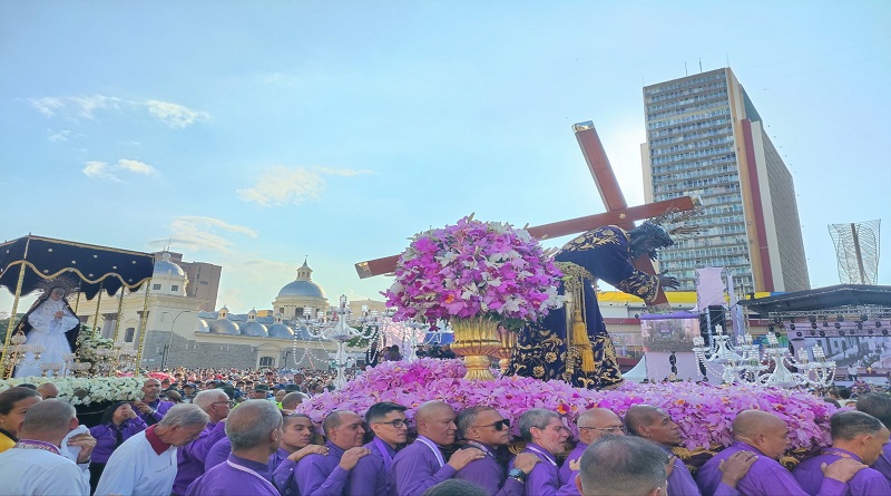 Inició la procesión en honor al Nazareno de San Pablo en Caracas