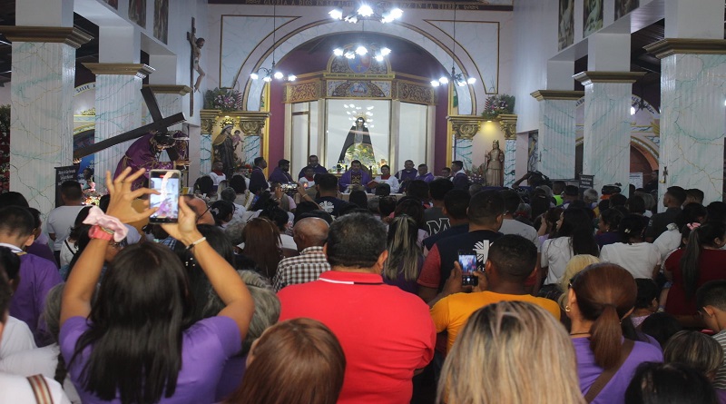 Devotos demuestran su fe ante el Nazareno de Achaguas