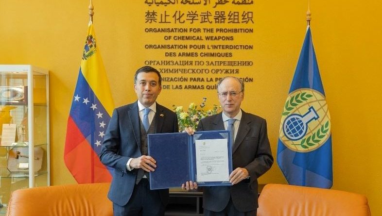 Héctor Constant entrega cartas credenciales ante la OPAQ