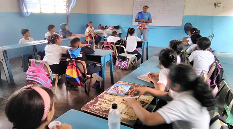 Instruyen a estudiantes sobre el uso responsable de redes sociales en el país