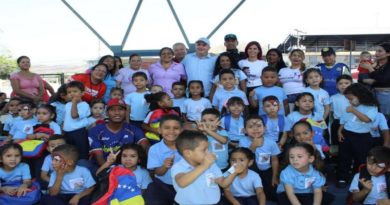 Dotan con uniformes escolares y un parque infantil a escuelas del municipio Mariño