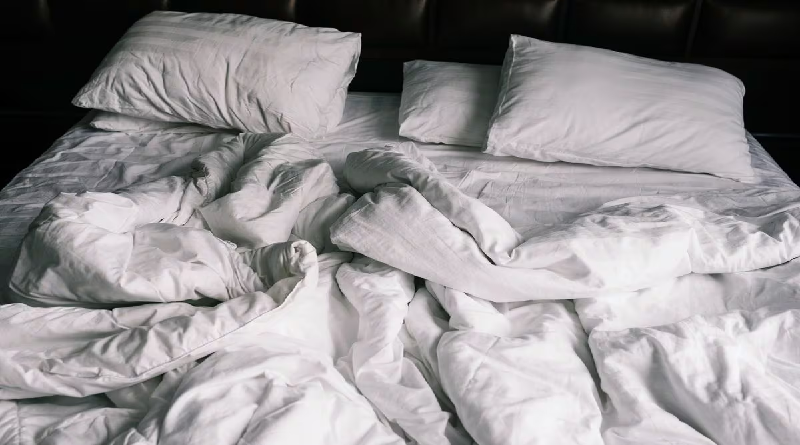 Esto es lo que debes saber sobre dormir con la almohada sucia