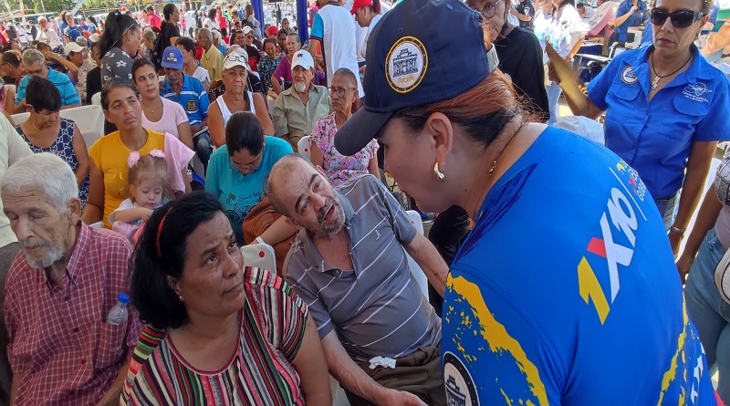 Jornada social del 1x10 del Buen Gobierno brinda atenciones en Sucre