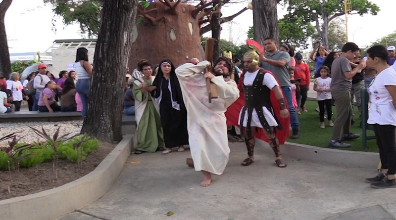 Escenifican pasión y muerte de Jesucristo en viacrucis viviente en Carabobo