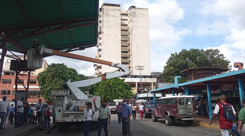 Instalan luminarias en Charallave mediante el Sistema 1x10 del Buen Gobierno