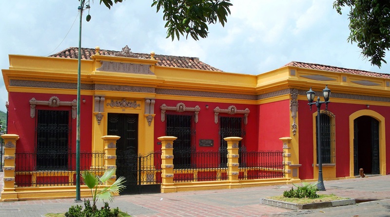 “Vamos entrando a la Casa de la Cultura de la Victoria. La meta es una casa de cultura activado de la Gran Misión Viva Venezuela, Mi Patria Querida, por cada municipio”, expresó el Jefe de Estado, al ingresar a la casona histórica, la cual recordó era el hogar donde vivieron el general José Félix Ribas y su esposa.