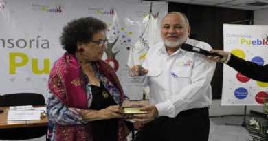 María León recibe homenaje de la Defensoría del Pueblo