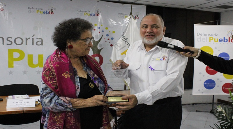 María León recibe homenaje de la Defensoría del Pueblo