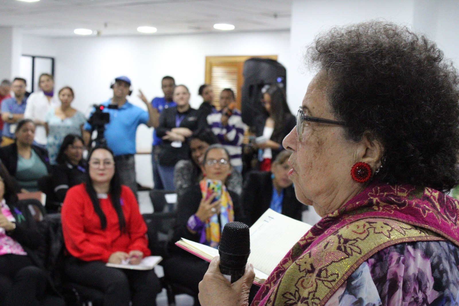 María León recibe homenaje de la Defensoría del Pueblo