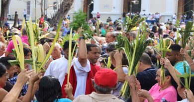 Este domingo de ramos, el espíritu de la Semana Santa se sintió en el estado Aragua, donde más de 15 mil palmas fueron distribuidas entre los fieles. El párroco Alain Mendoza lideró la bendición de las palmas en la plaza Santiago Mariño, un acto que simboliza la esperanza y la fe de la comunidad. El director de cultura del municipio Santiago Mariño, Jesús Corniel, destacó el esfuerzo del ejecutivo municipal para incrementar la dotación de palmas en las parroquias y espacios de oración. "Nos enorgullece preservar esta tradición con la misma pasión de generaciones anteriores, manteniendo viva la fe de nuestros ciudadanos". La programación cultural y religiosa continuó con la representación de la Pasión, Muerte y Resurrección de Cristo en el templo Nuestra Señora de la Candelaria, una tradición que lleva más de 25 años en el municipio. "Esta obra es parte de nuestro patrimonio e identidad cultural, y nos complace compartir este momento con la comunidad", señaló el director de cultura. Corniel también agradeció a los devotos por su participación en los eventos religiosos. "Su presencia refleja la fe inquebrantable y la pasión por nuestras tradiciones”. Además, informó que las actividades están apoyadas por el Plan municipal de Autogobierno Comunal. "Invitamos a todos a continuar acompañándonos en las celebraciones católicas, donde buscamos fomentar la unión y el amor por Jesucristo en un ambiente de devoción y reflexión", concluyó Corniel.