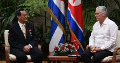 Presidente de Cuba recibe a embajador con Core del Norte