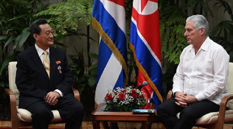 Presidente de Cuba recibe a embajador con Core del Norte