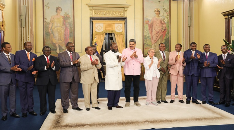 Jefe de Estado recibe al líder religioso David Owuor en el Palacio de Miraflores