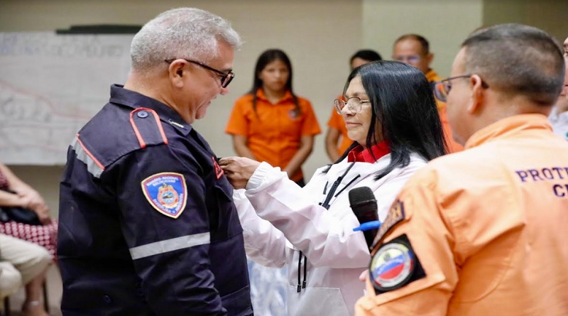 Entregan certificados al Comité de Riesgos de Protección Civil en Aragua