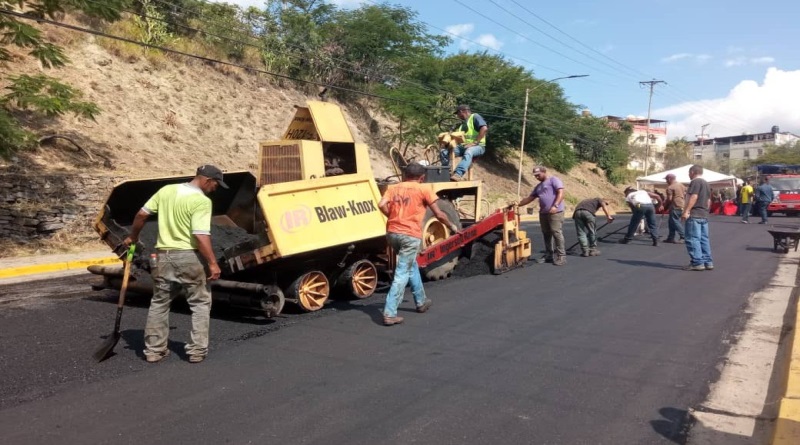 Colocan más de 46 mil toneladas de asfalto en principales vías de Miranda