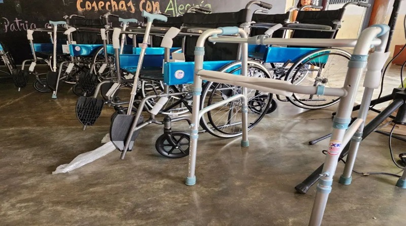 Distribuyen ayudas sociales a habitantes de Mérida a través del Sistema 1x10