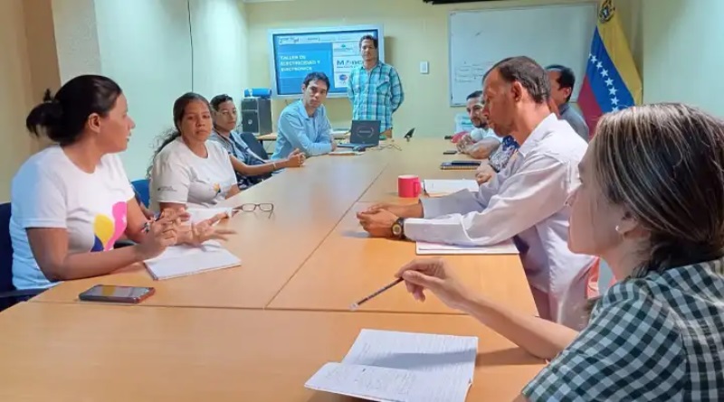 Técnicos del Programa Semilleros Científicos se capacitan en robótica y astronomía