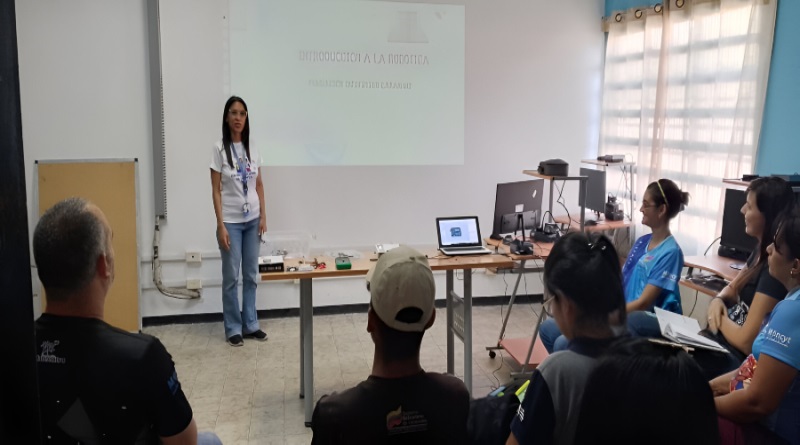 Capacitan a facilitadores del estado Carabobo en robótica educativa