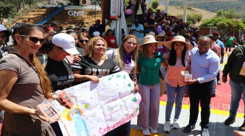Conuqueras de Caracas reciben biofinaciamientos y certificados de formación