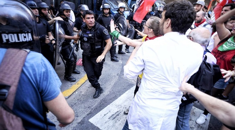 Policía Argentina arremete contra docentes y jubilados presentes en paro nacional
